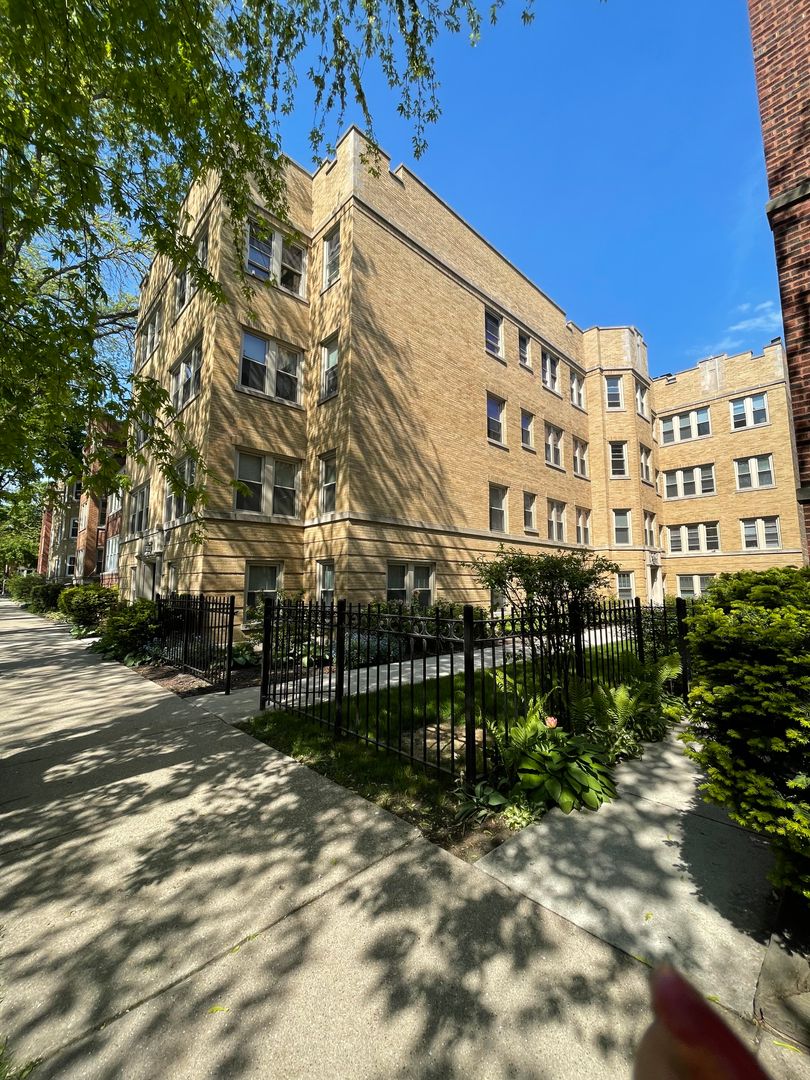 Chicago Apartment: 6439-41 N Newgard Ave