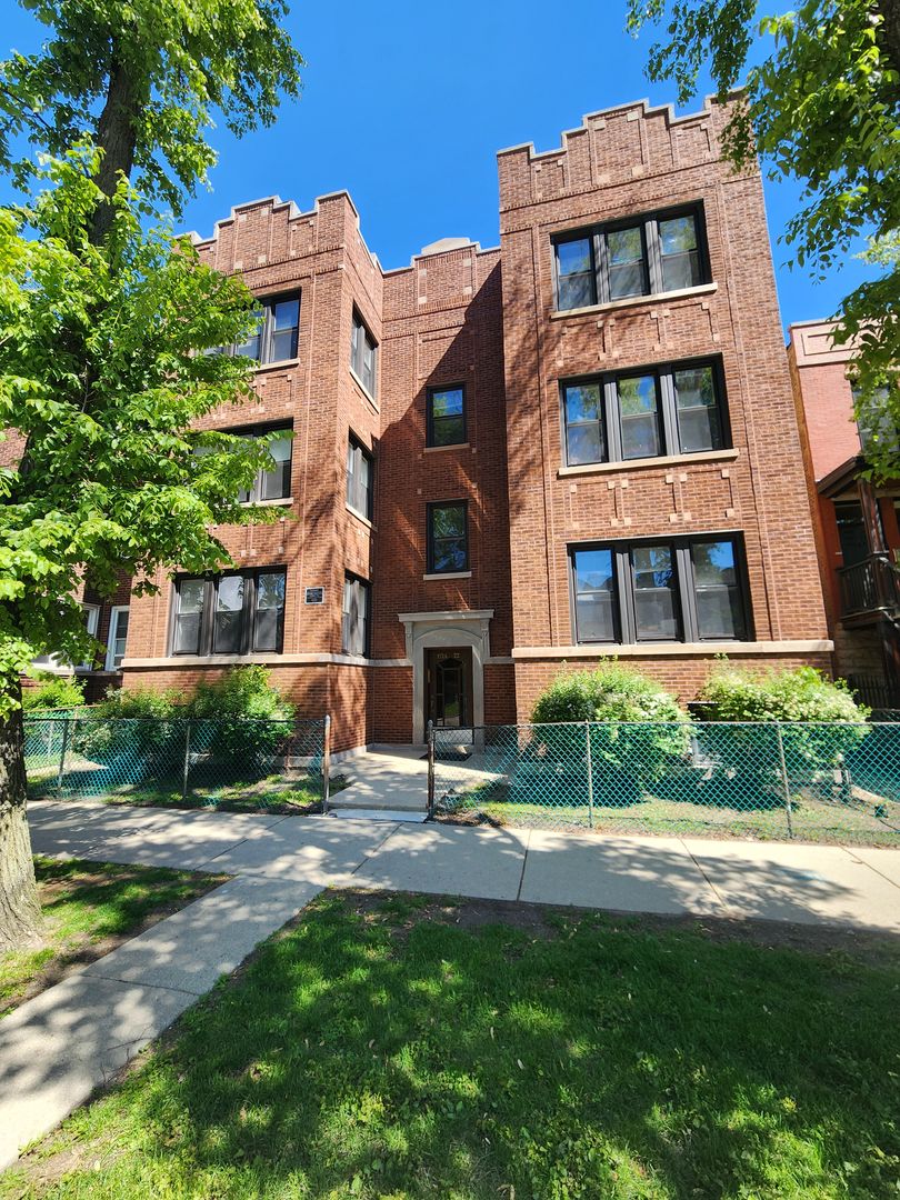 Chicago Apartment: 1722-24 W Carmen Ave