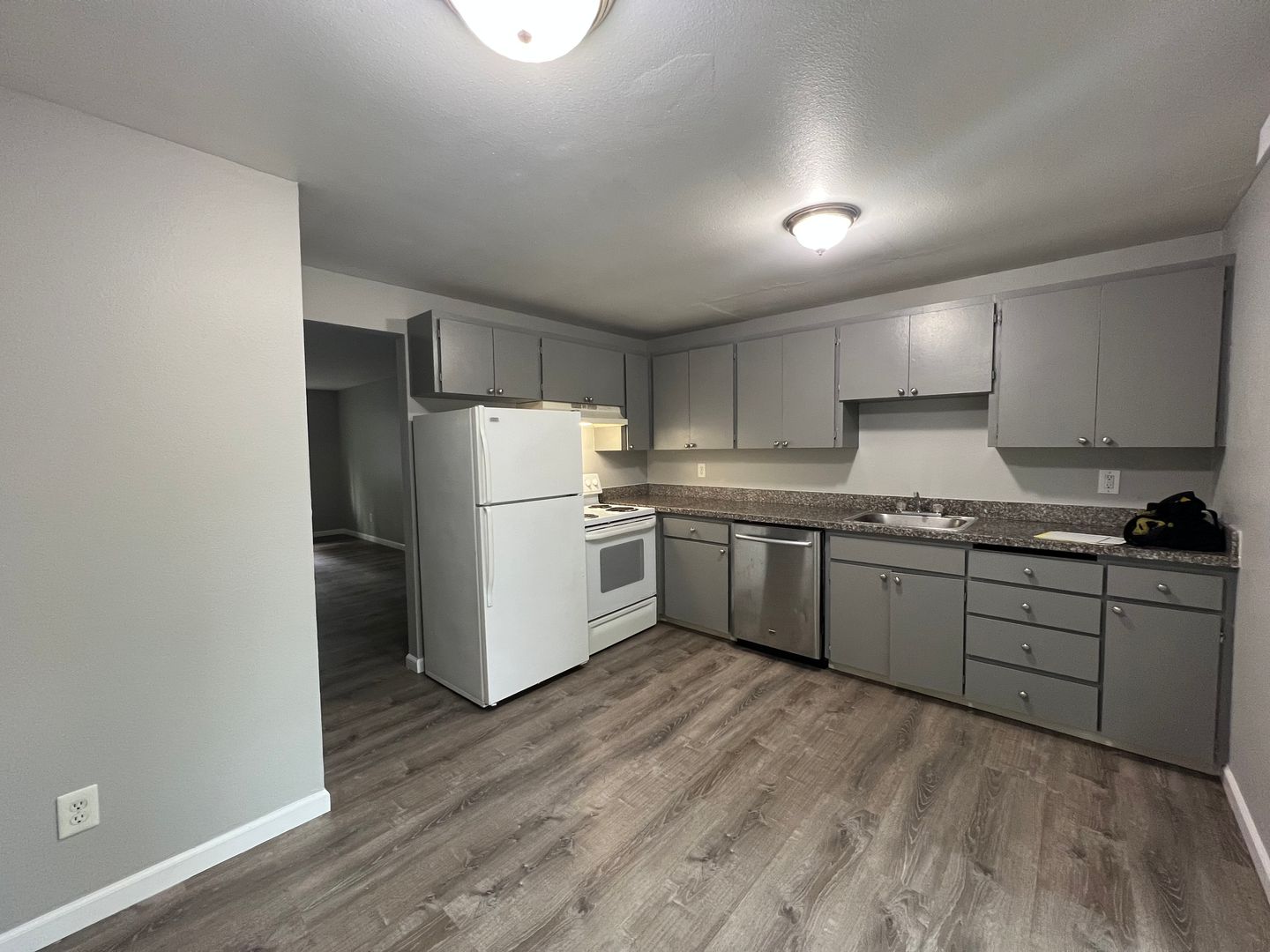 Portland Apartment: 911 SE 187th Ave.