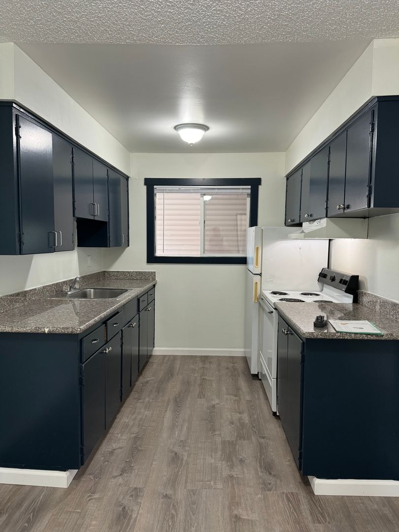 Portland Apartment: 13400 SE Stark