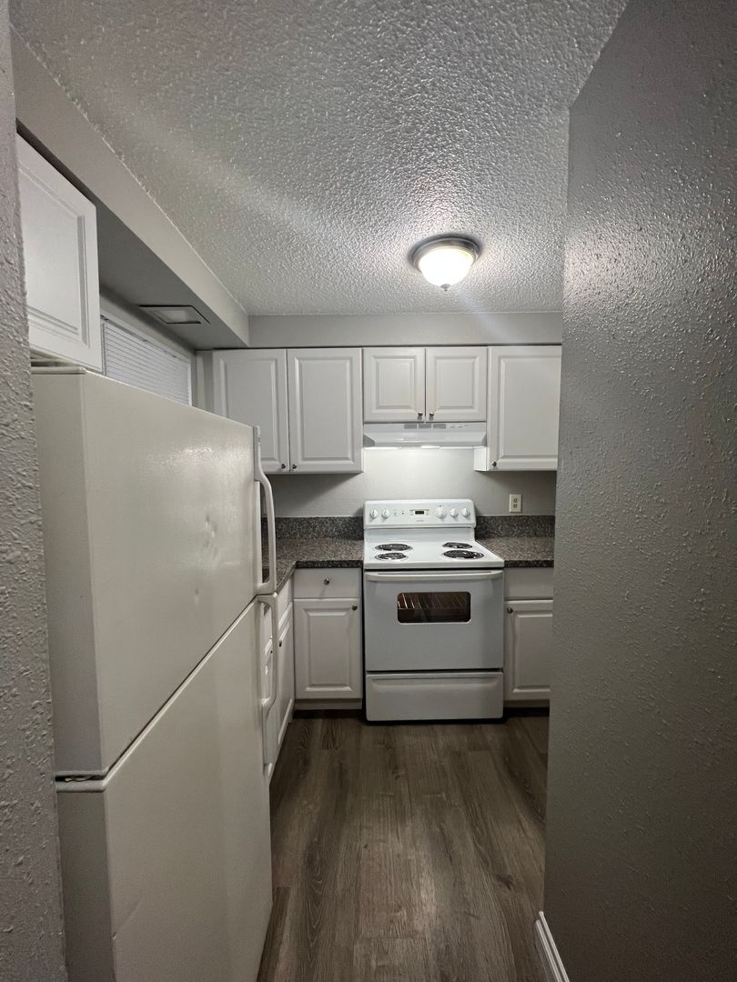 Portland Apartment: 15850 NE Glisan