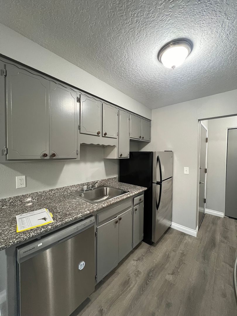 Portland Apartment: 15220 SE Stark