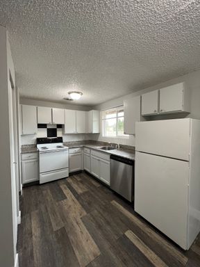 3 BED 1 BATH @ SURREY SQUARE - $500 DEPOSIT – photo 1