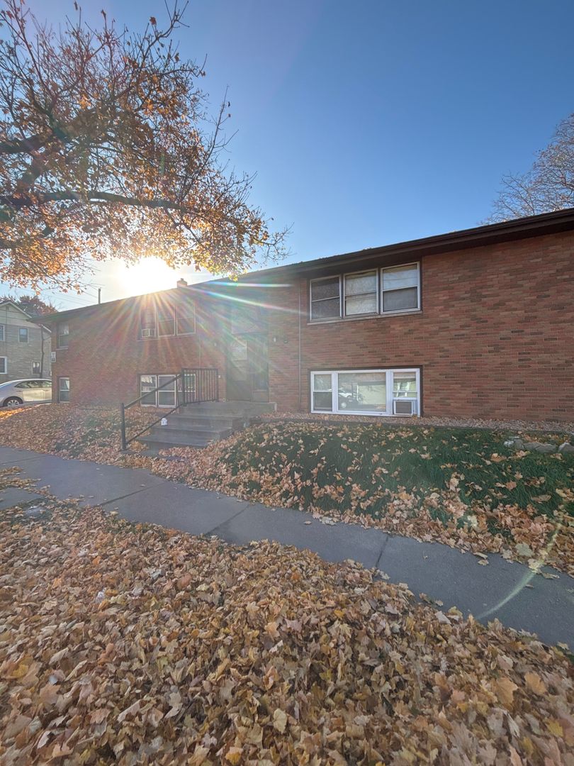 Saint Paul Apartment: 595 Victoria St. N