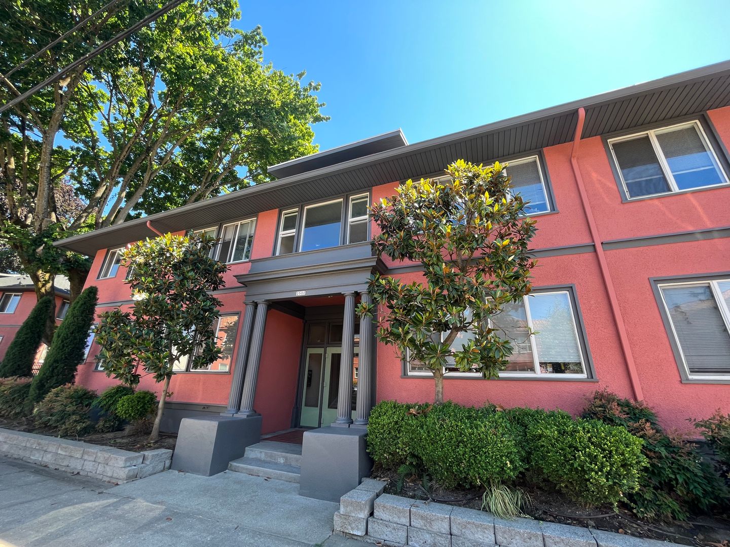 Portland Apartment: 2500-2504 NE Hoyt St