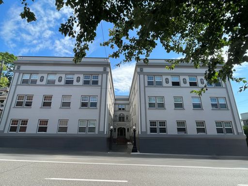 Gorgeous Close-In Vintage 1-Bedroom! Hardwood Floors & Pet Friendly! – photo 1