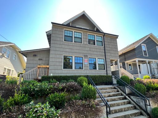 Stunning Corner 1 Bedroom - Hardwood Floors & Pet Friendly! – photo 1