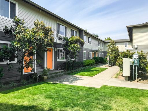 Close-In / Large 2 Bedroom! Washer & Dryer, Hardwood Floors & Bike Parking! – photo 1