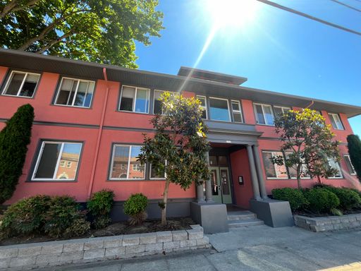 Beautiful / Close-In Studio! Hardwood Floors, Bike Parking & Pet Friendly! – photo 1