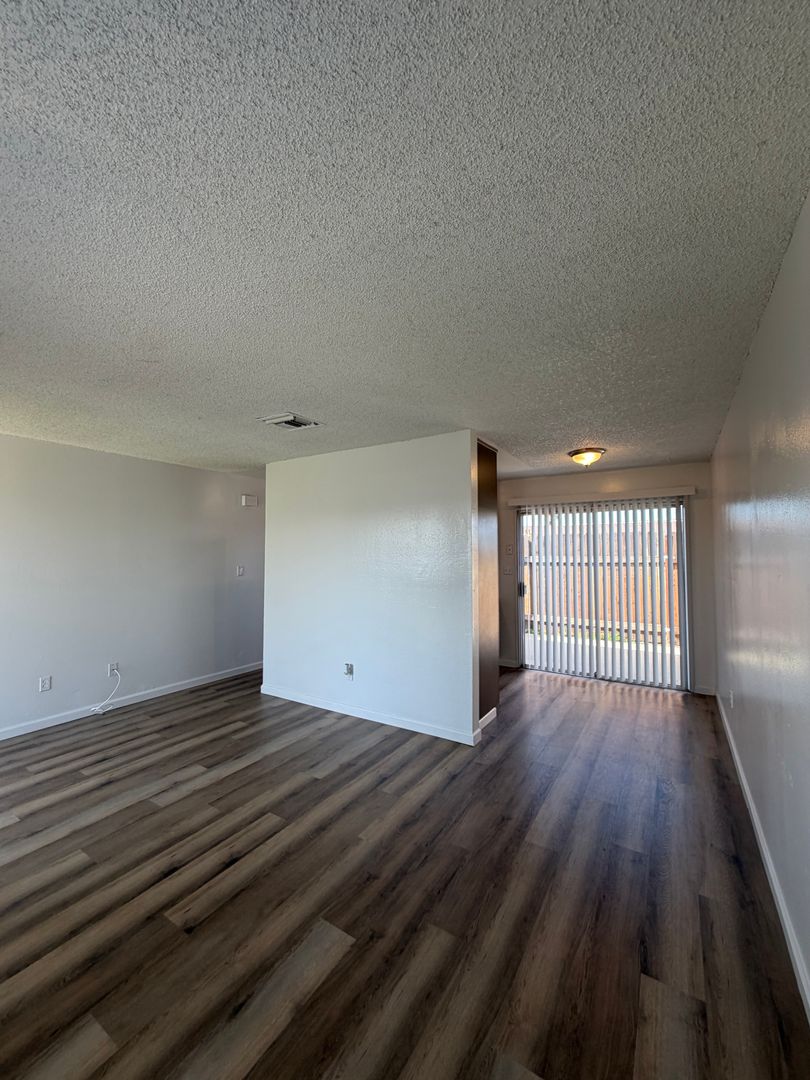 Bakersfield Apartment: 1405 White Lane