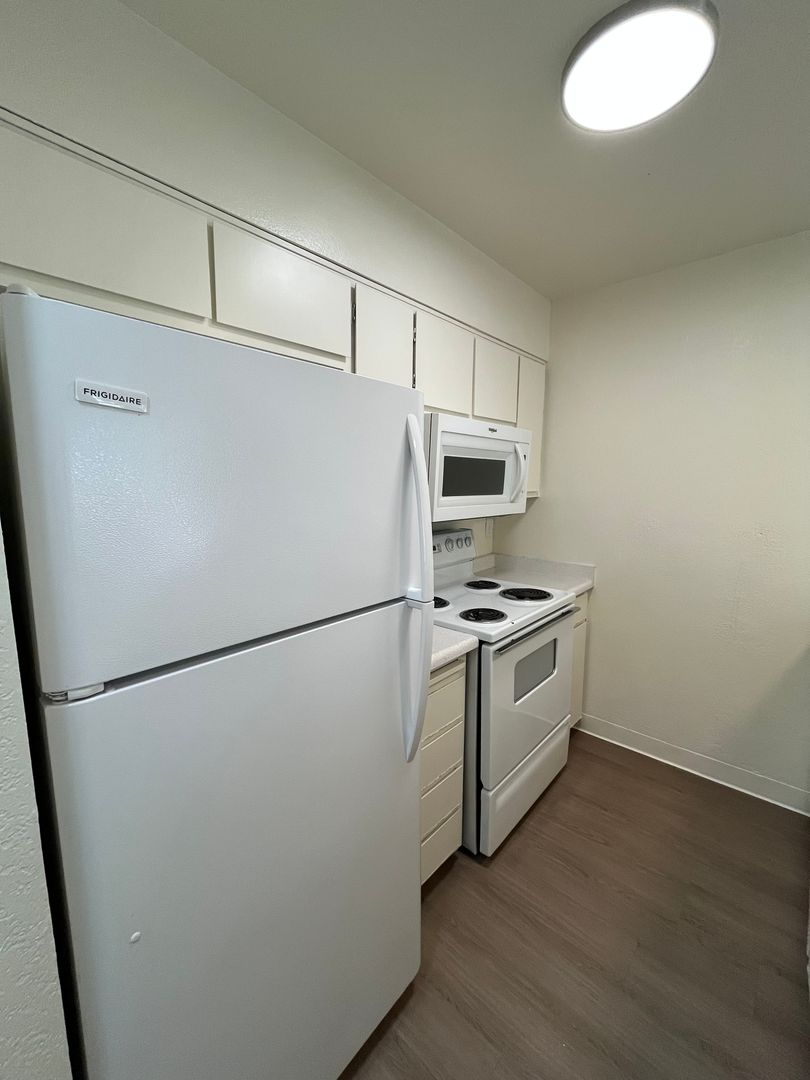 Granada Apartments 4 of 8