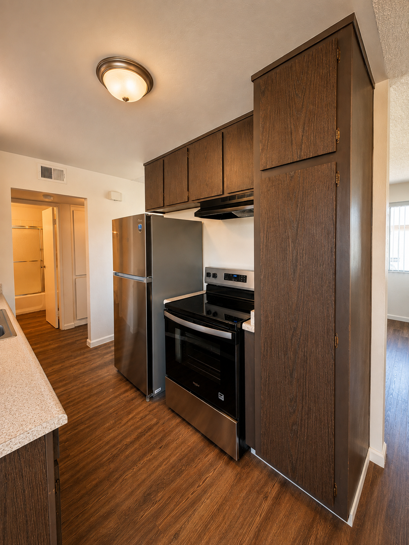 Bakersfield Apartment: 1405 White Lane