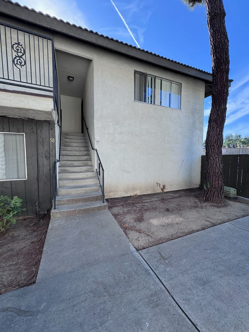 Tulare Apartment: 656/700 E. Prosperity Ave