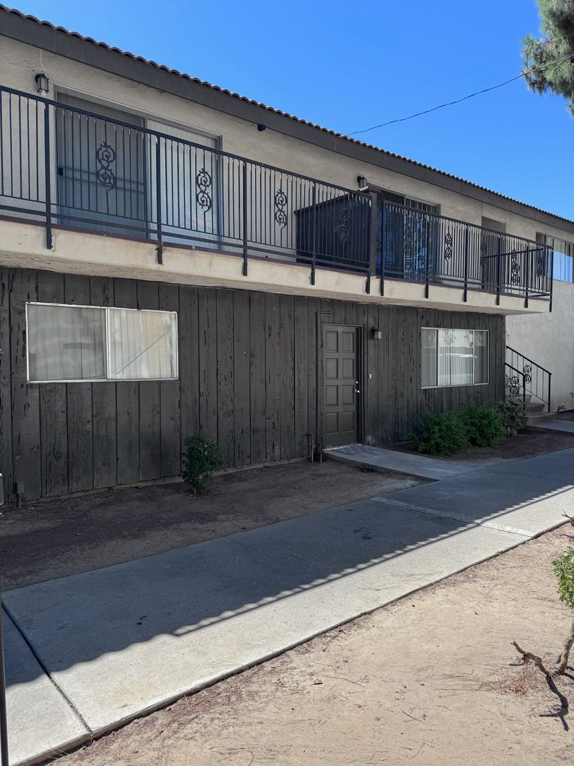 Tulare Apartment: 656/700 E. Prosperity Ave