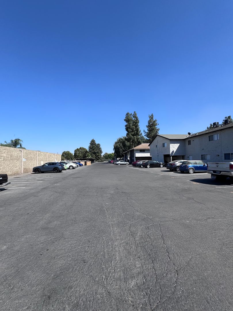 Tulare Apartment: 656/700 E. Prosperity Ave