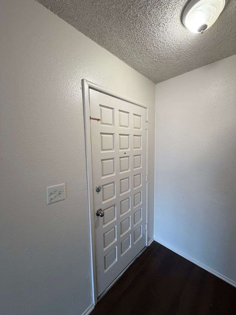 Tulare Apartment: 656/700 E. Prosperity Ave