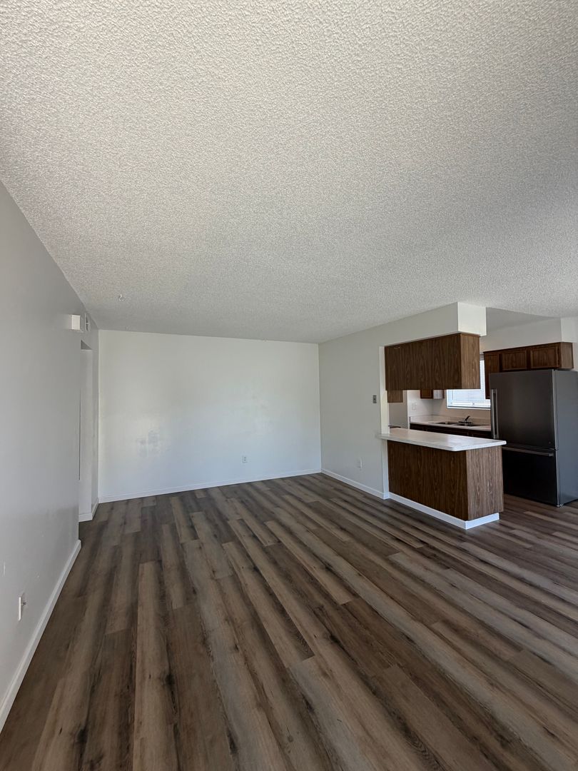 Bakersfield Apartment: 1405 White Lane