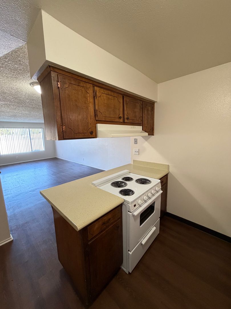 Tulare Apartment: 656/700 E. Prosperity Ave