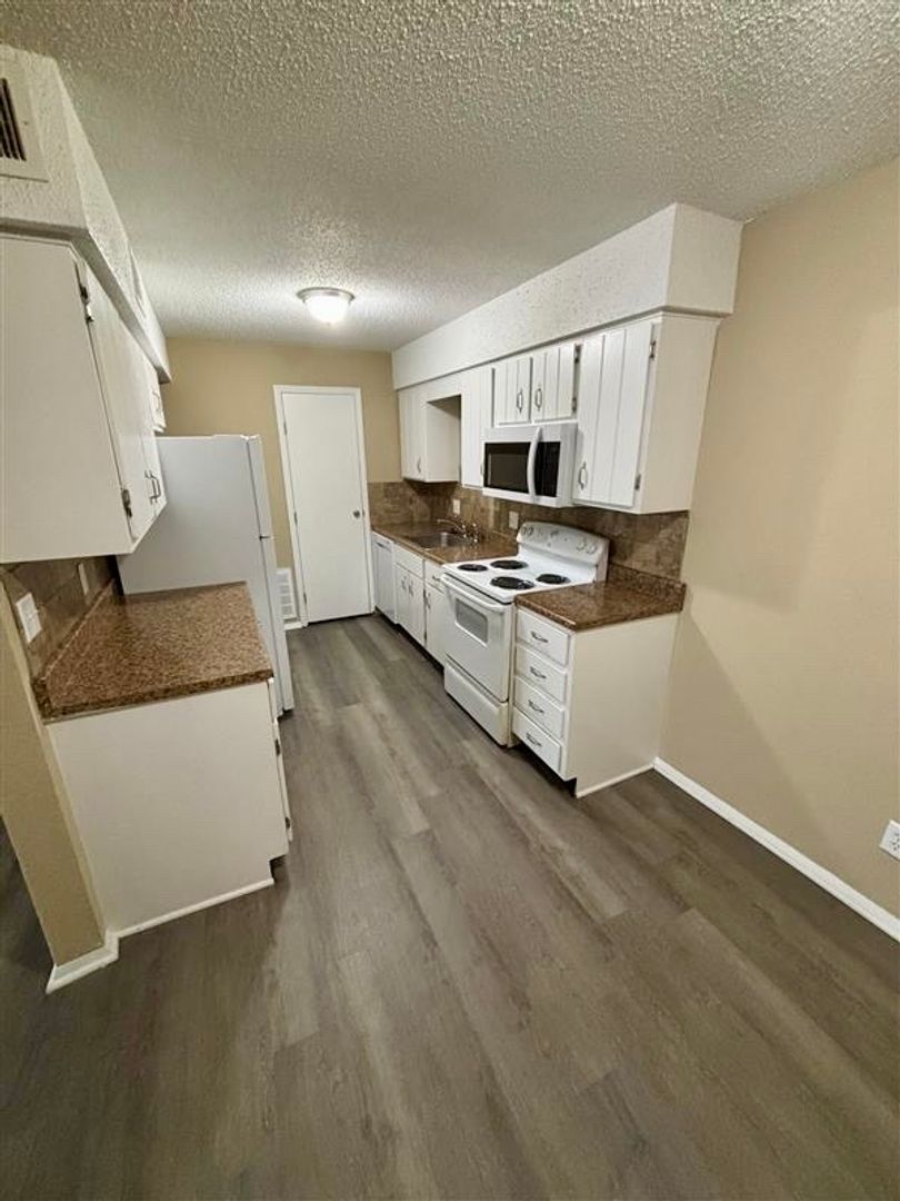 Independence House: 1033-9 S Brookside Ave