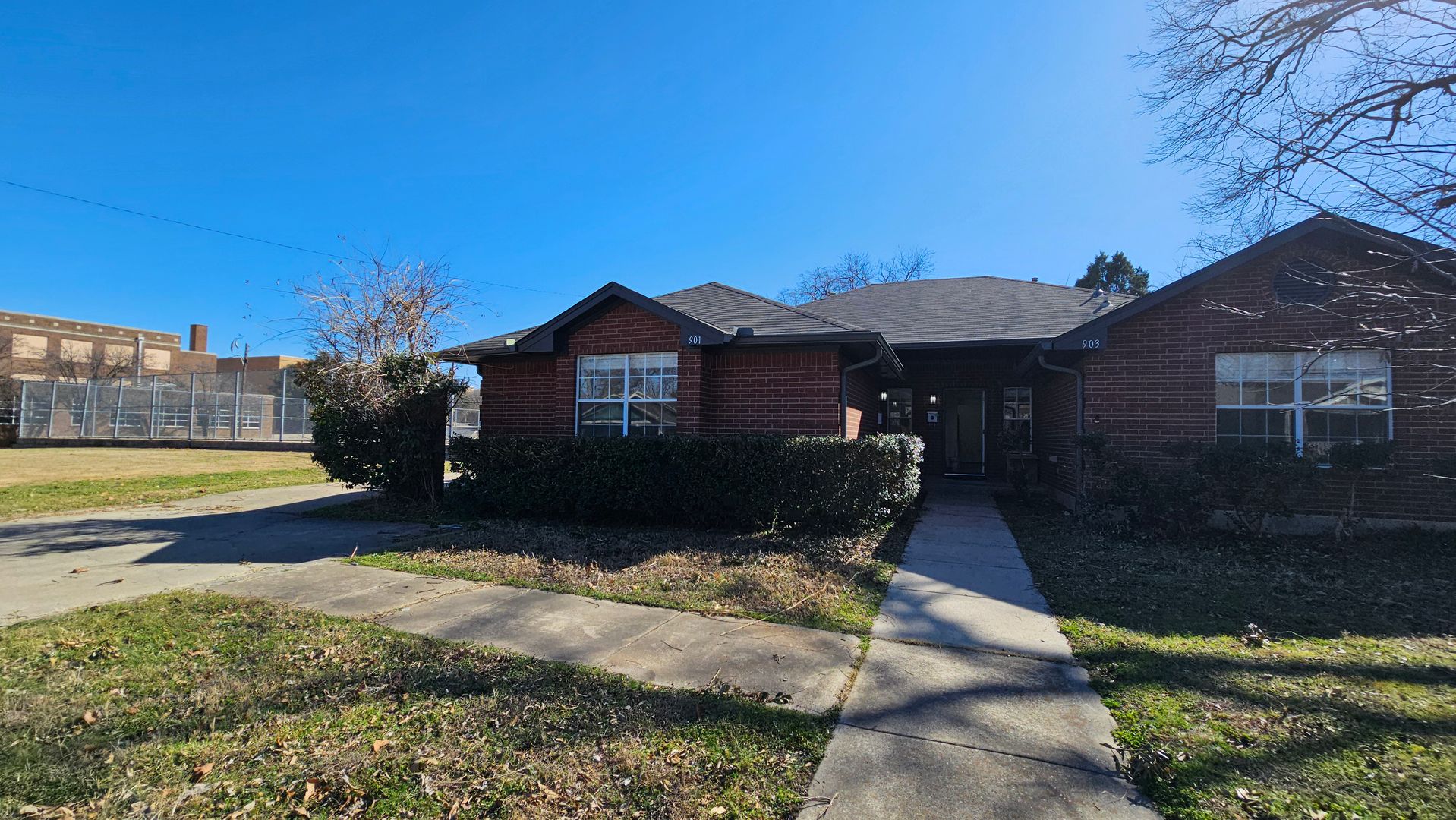 Denton House: 901 W Congress St