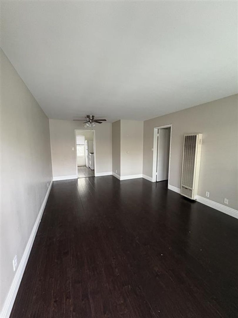 Long Beach Apartment: 201-209 E 12th St