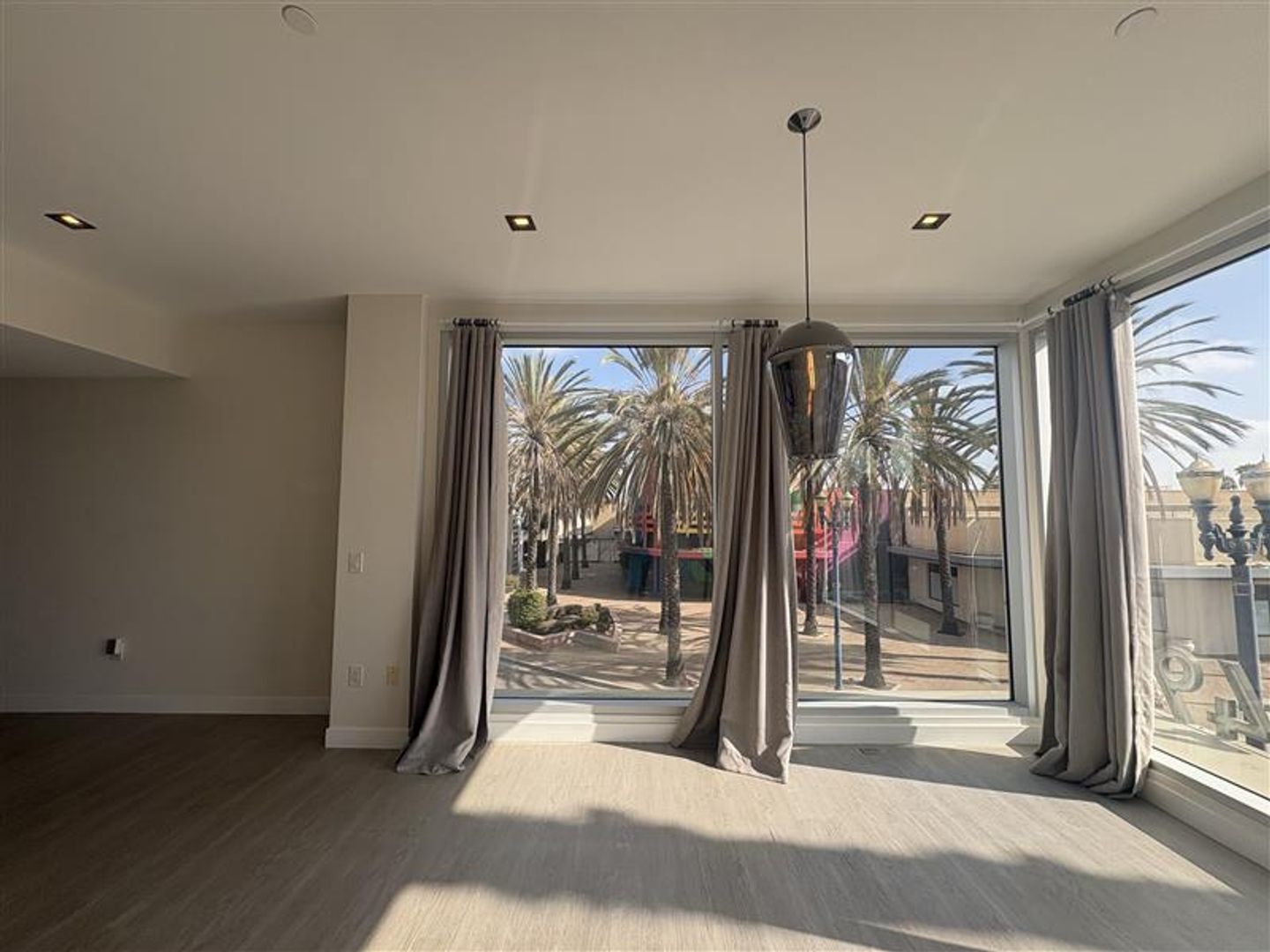 Long Beach Apartment: 495 Promenade Ave