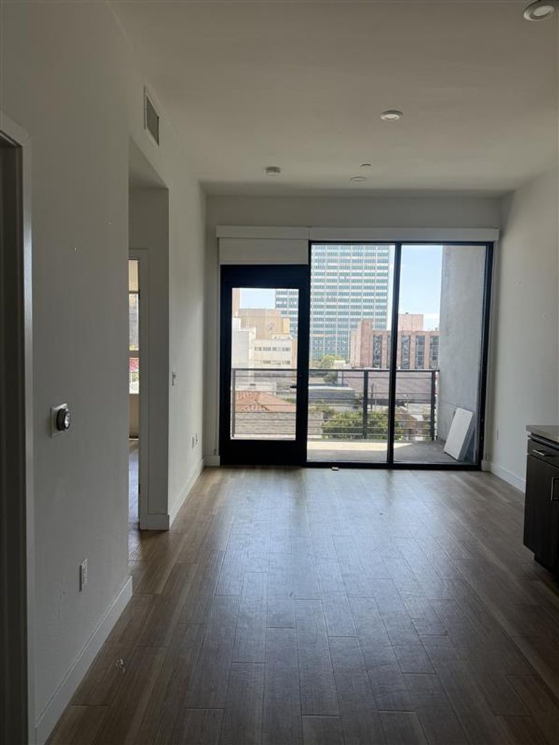 Los Angeles Apartment: 535 S Kingsley Dr.