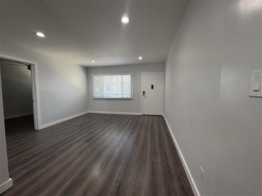 Beautiful Upstairs 2 Bed / 1 Bath with In-Unit Washer & Dryer – Prime Venice Location! – photo 1