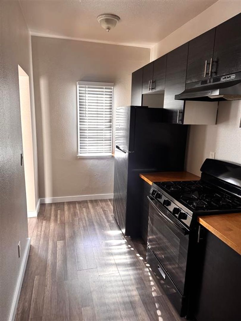 Long Beach Apartment: 1000 Redondo Ave