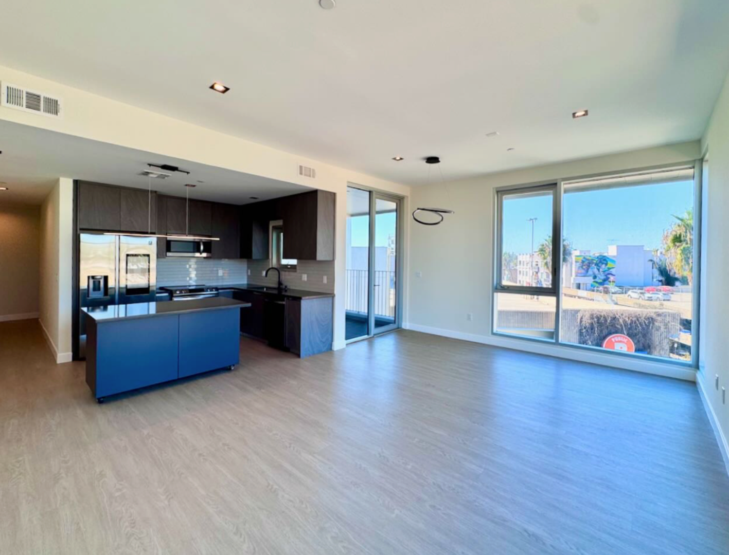 Long Beach Apartment: 495 Promenade Ave