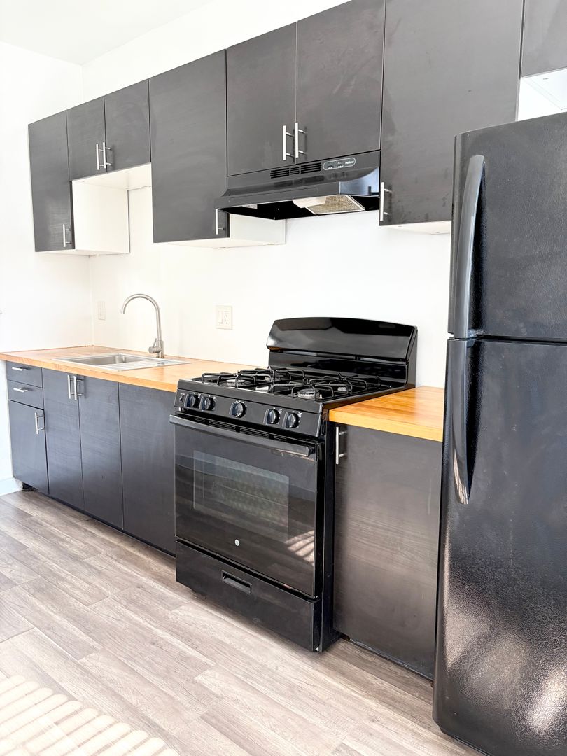 Long Beach Apartment: 1000 Redondo Ave