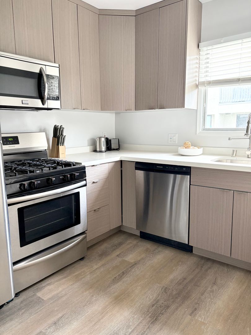 Venice Apartment: 2727-2741 Abbot Kinney Blvd
