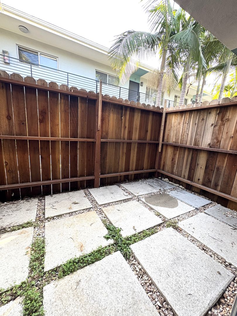 Venice Apartment: 2727-2741 Abbot Kinney Blvd