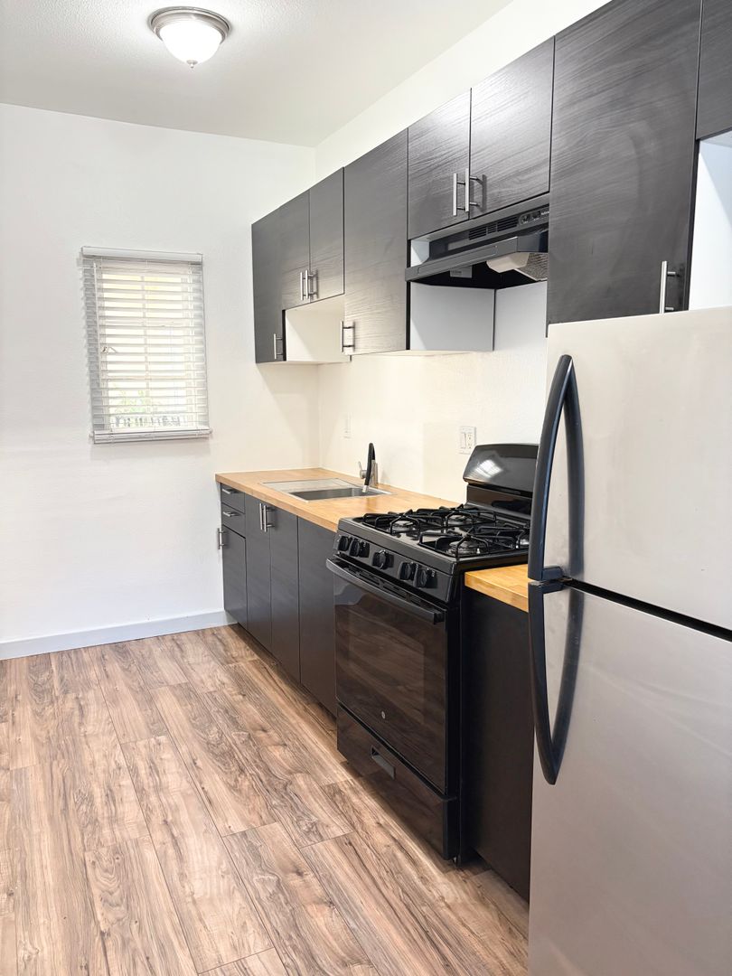 Long Beach Apartment: 1000 Redondo Ave