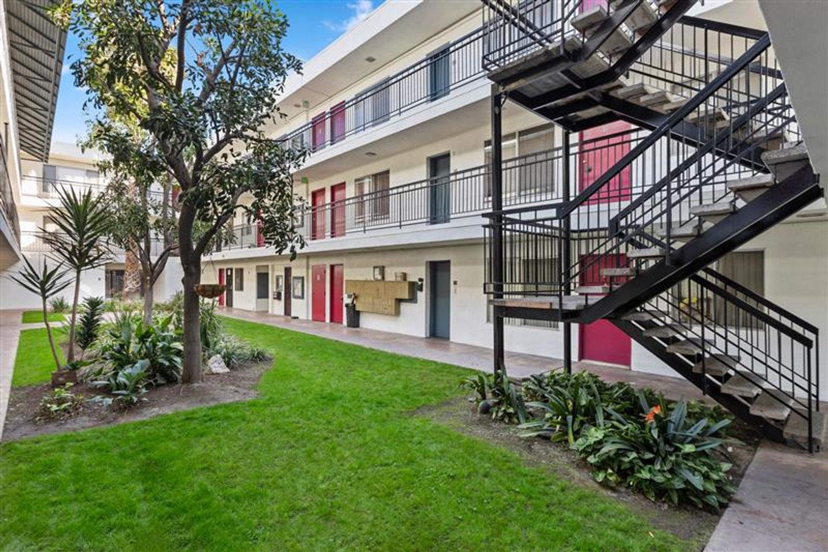 Long Beach Apartment: 800 Linden Ave