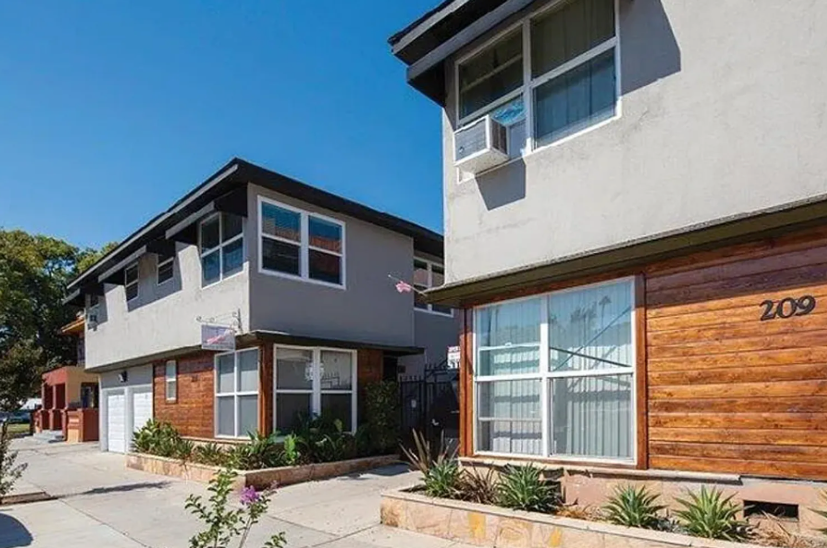 Long Beach Apartment: 201-209 E 12th St