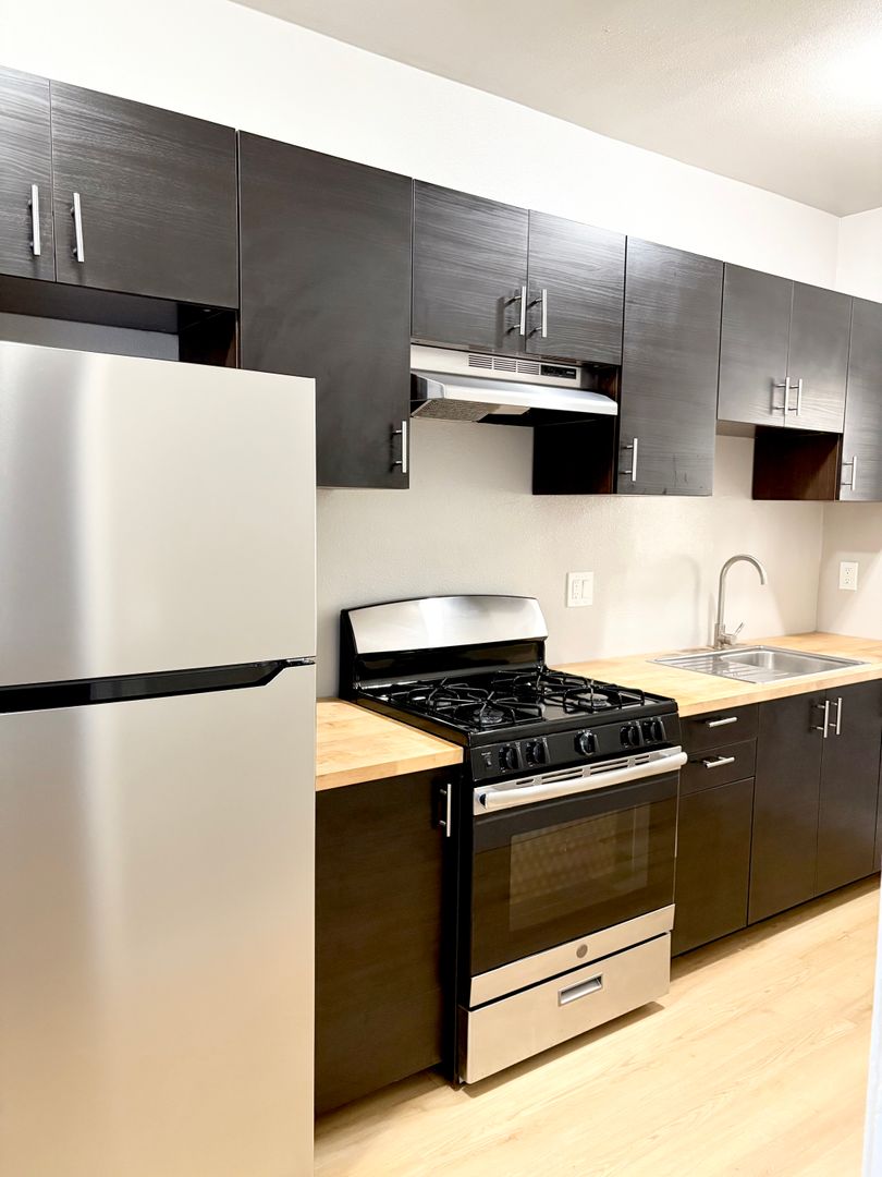 Long Beach Apartment: 1000 Redondo Ave