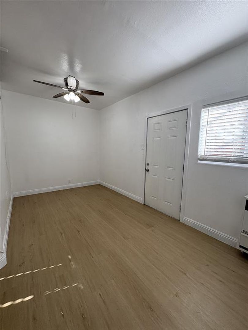 Long Beach Apartment: 1033 Hoffman Ave