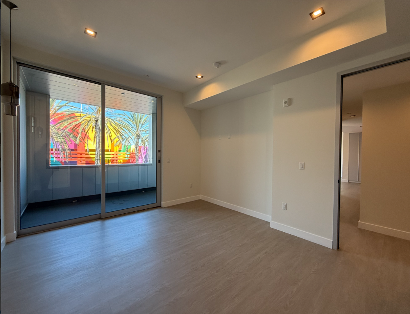 Long Beach Apartment: 495 Promenade Ave