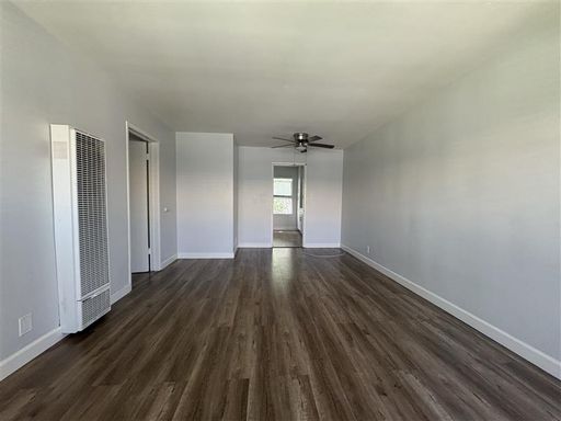 Bright & Charming 1-Bedroom Apartment in Convenient Long Beach Location – photo 1