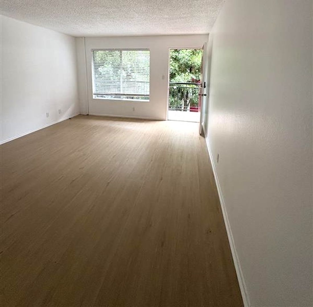 FREE RENT FOR 1 MONTH - applied to market rent 12 of 12