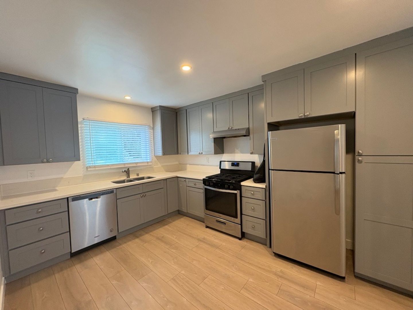 Long Beach Apartment: 445 Rose Ave