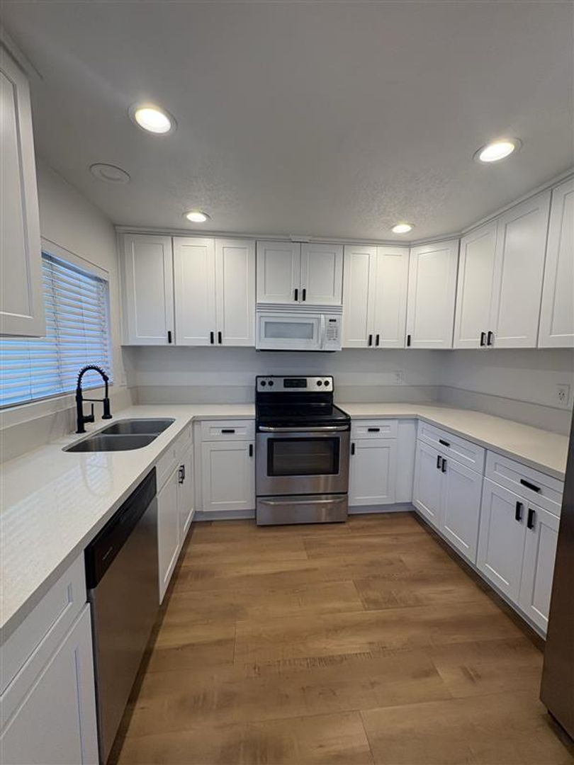1518 E 3rd St 6 of 12