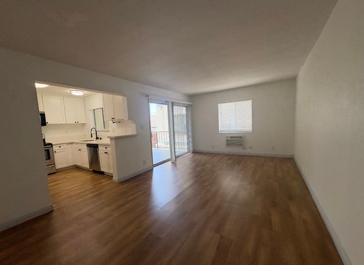 Modern 2BD/1BA with Parking Available, Balcony & Onsite Laundry – photo 1