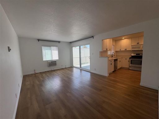 Charming 1 Bed / 1 Bath Apartment with Private Patio – Prime Long Beach Location! – photo 1