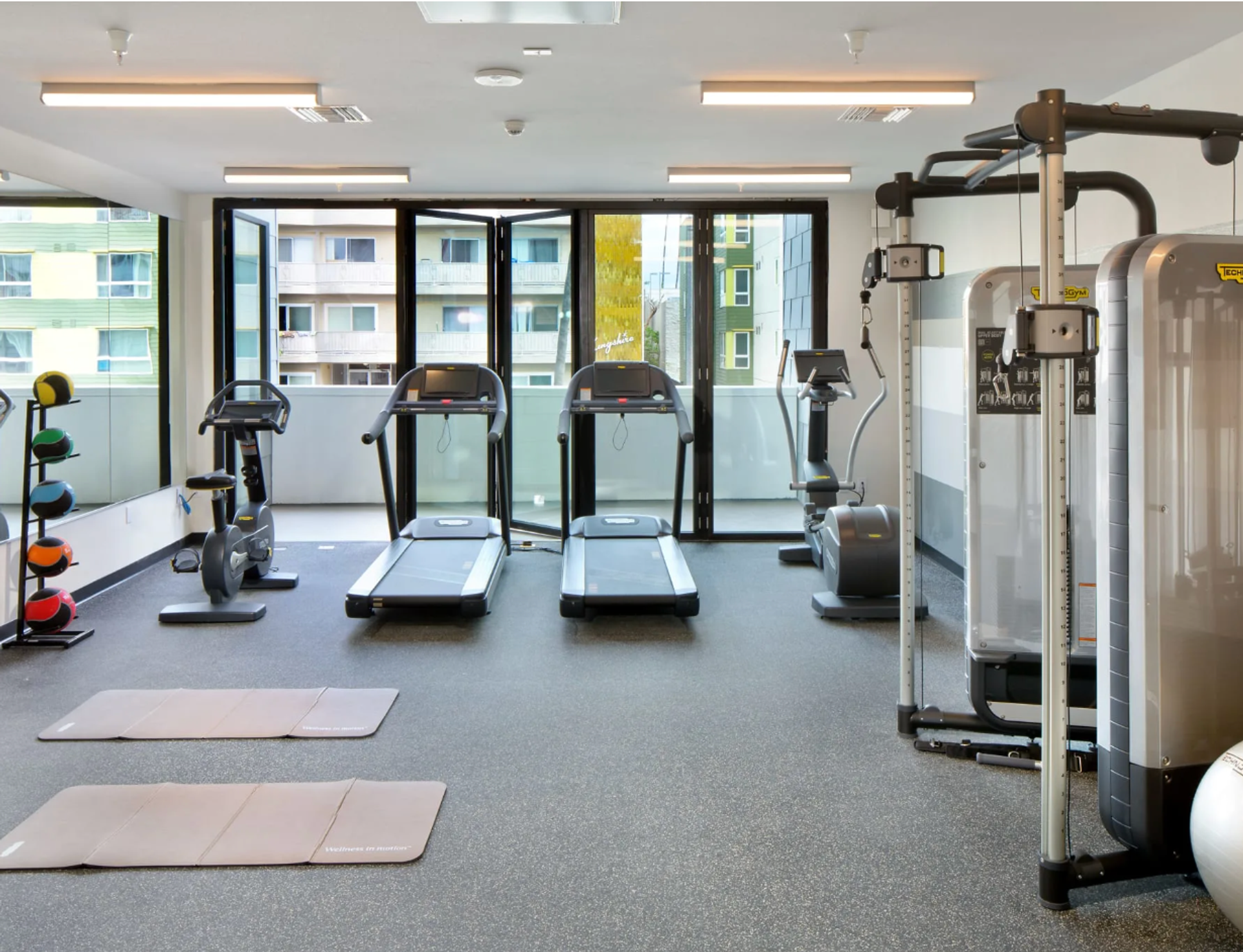Pet-Friendly Luxury Living in Koreatown | Pool, Gym & Private Balconies 7 of 12