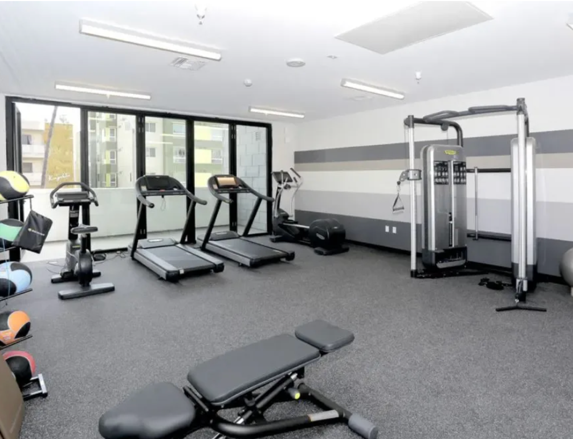 Pet-Friendly Luxury Living in Koreatown | Pool, Gym & Private Balconies 5 of 12