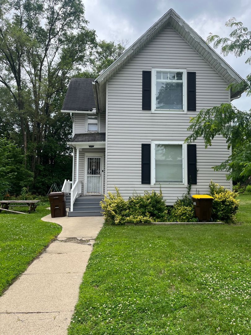 Rockford Apartment: 1427 20th Ave.