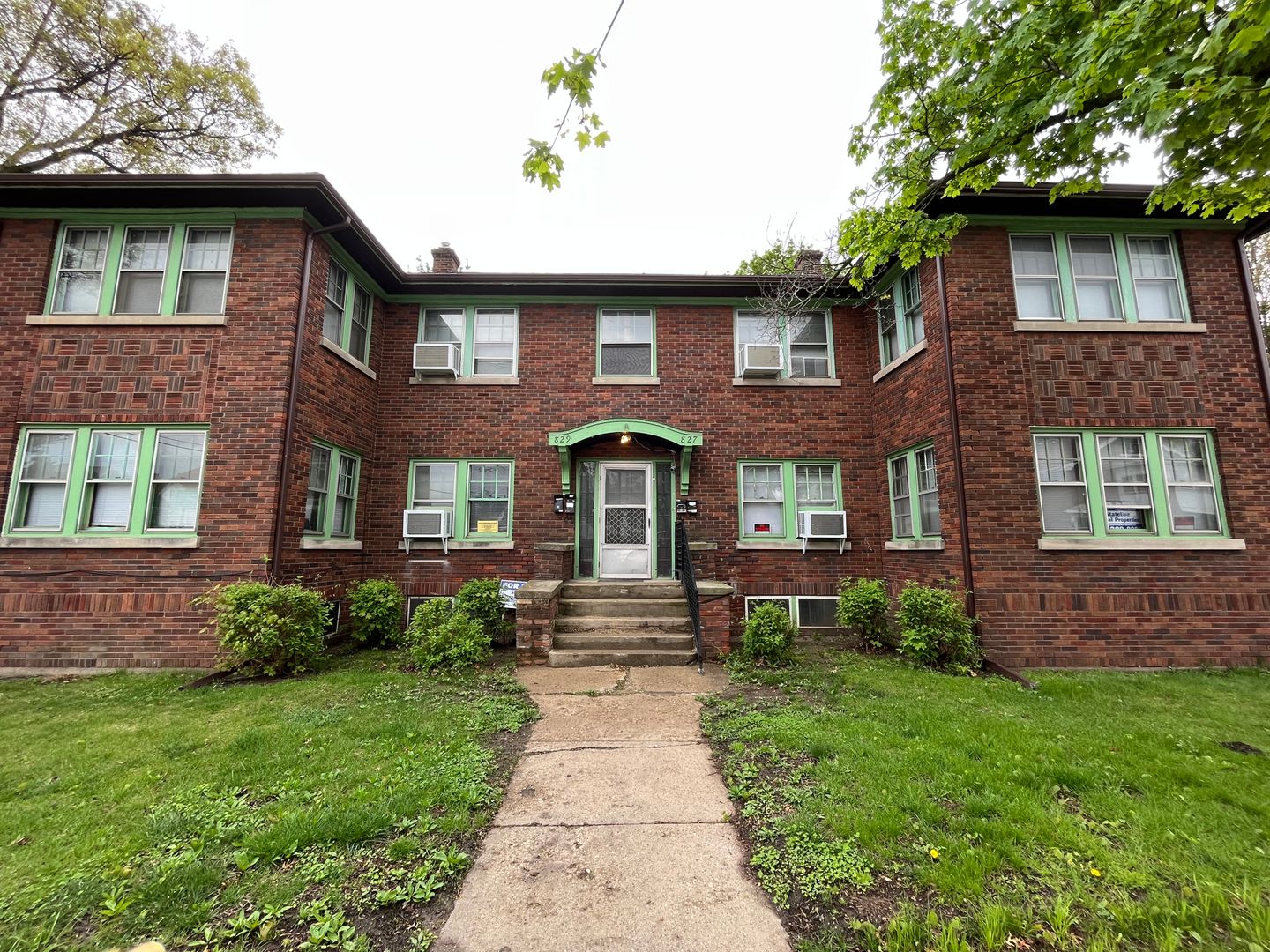 Rockford Apartment: 827-829 Buckbee St