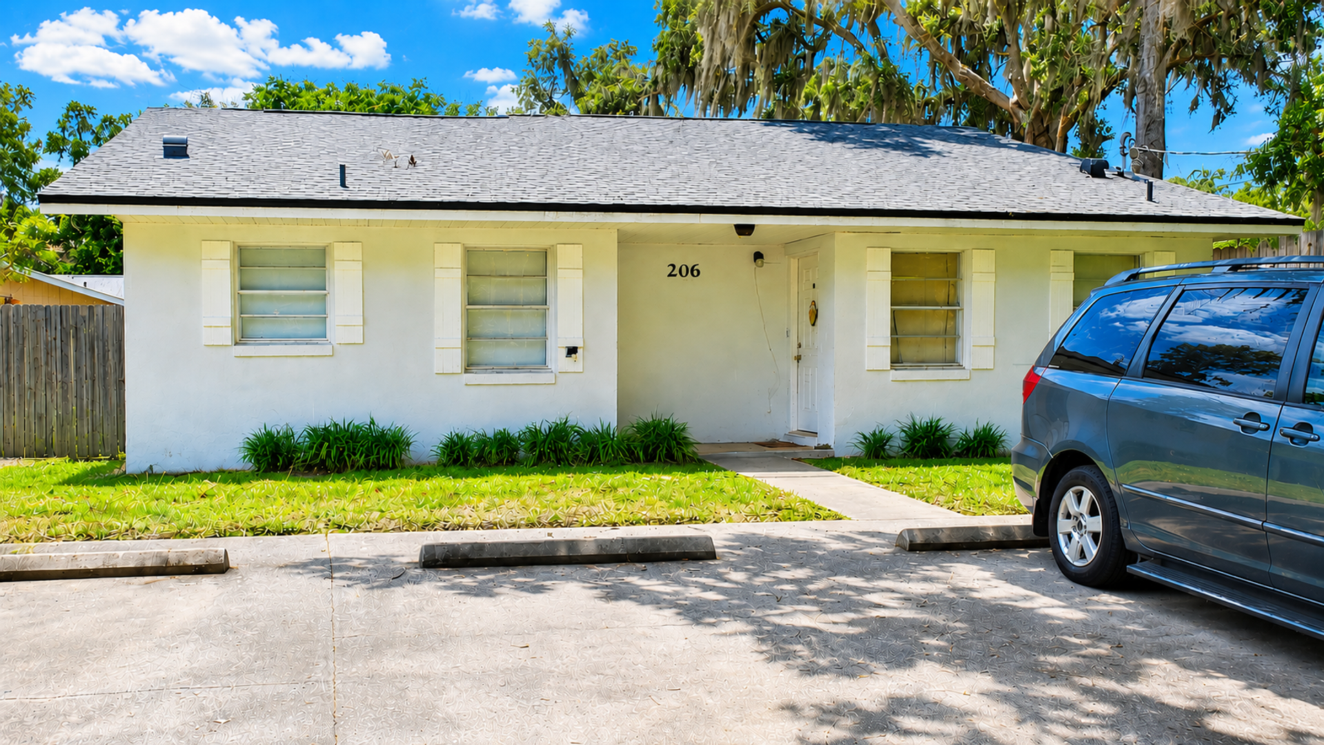 Minneola Apartment: 206 S Galena Ave.